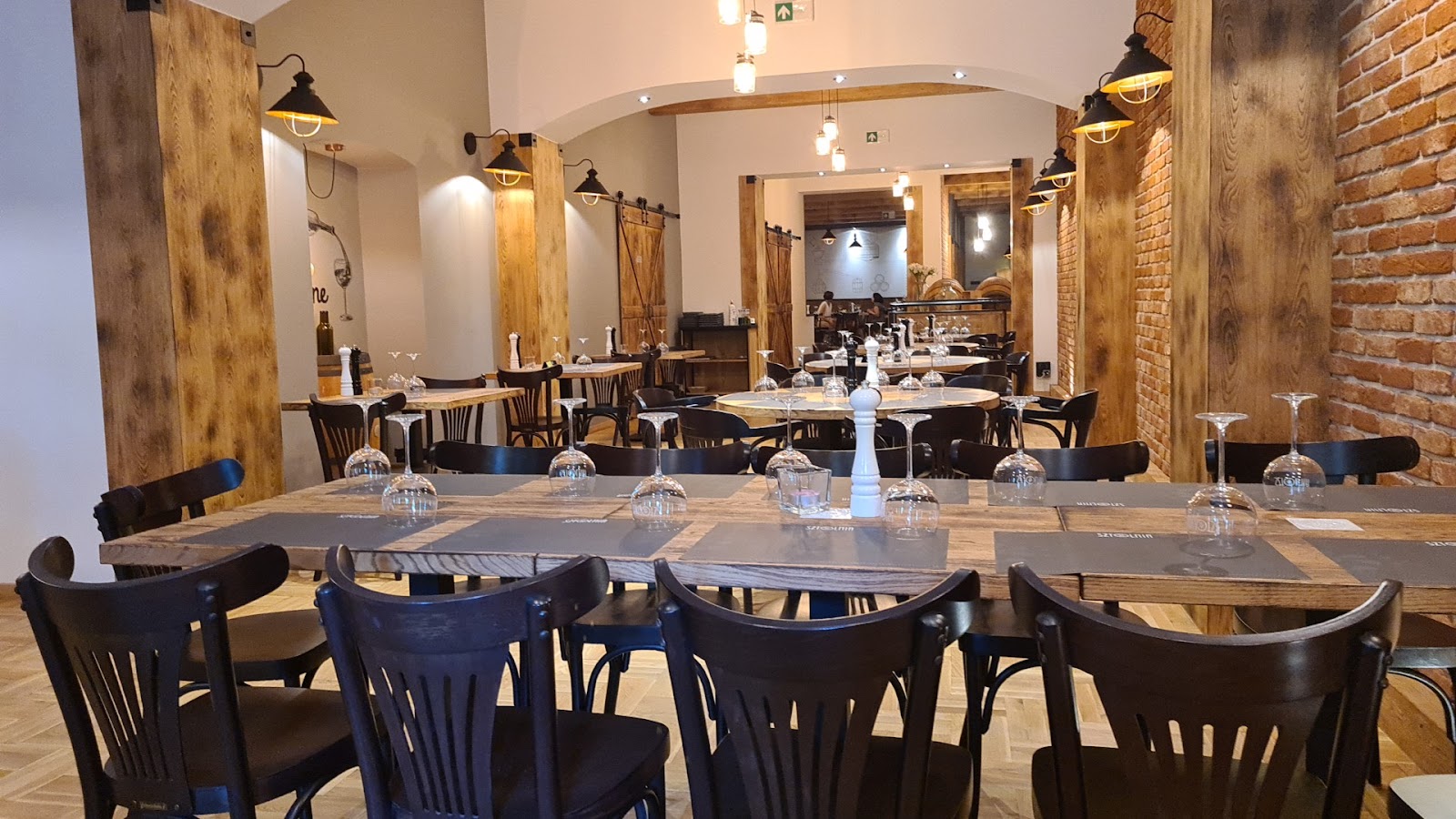 Jasne wnętrze restauracji z nakrytymi stołami