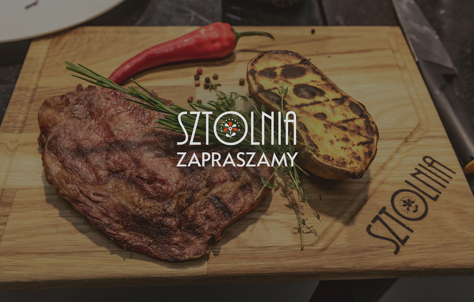 Stek Sztolnia podany na drewnianej desce