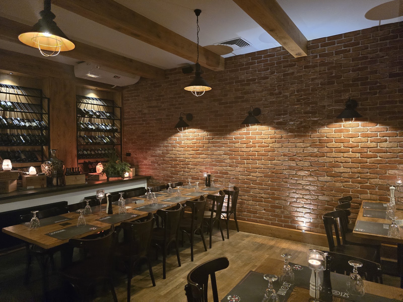 Ceglane wnętrze restauracji Sztolnia z drewnianymi stołami