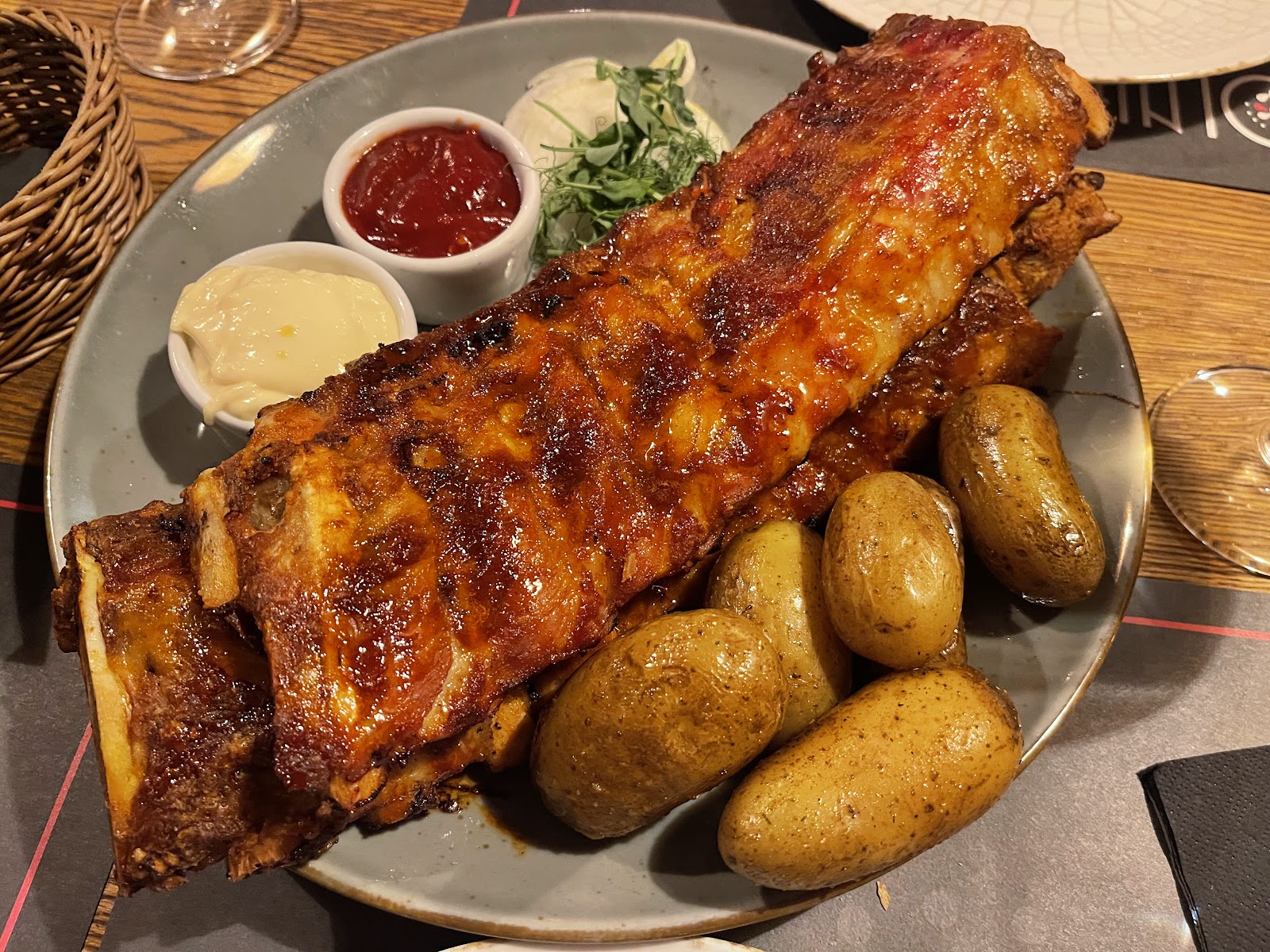 Żeberka pieczone z ziemniakami i sosami