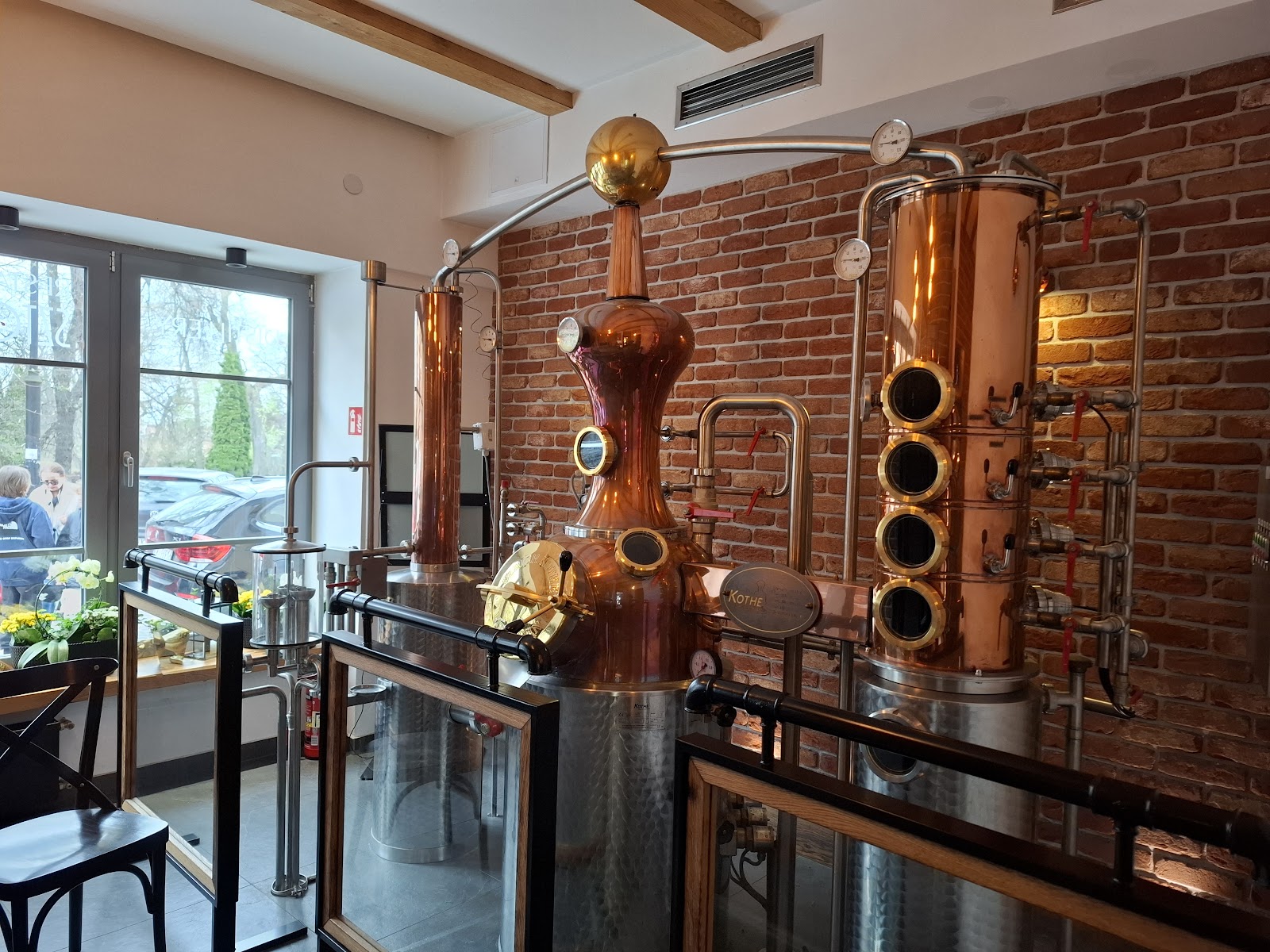 Miedziana aparatura do produkcji alkoholu w restauracji Sztolnia