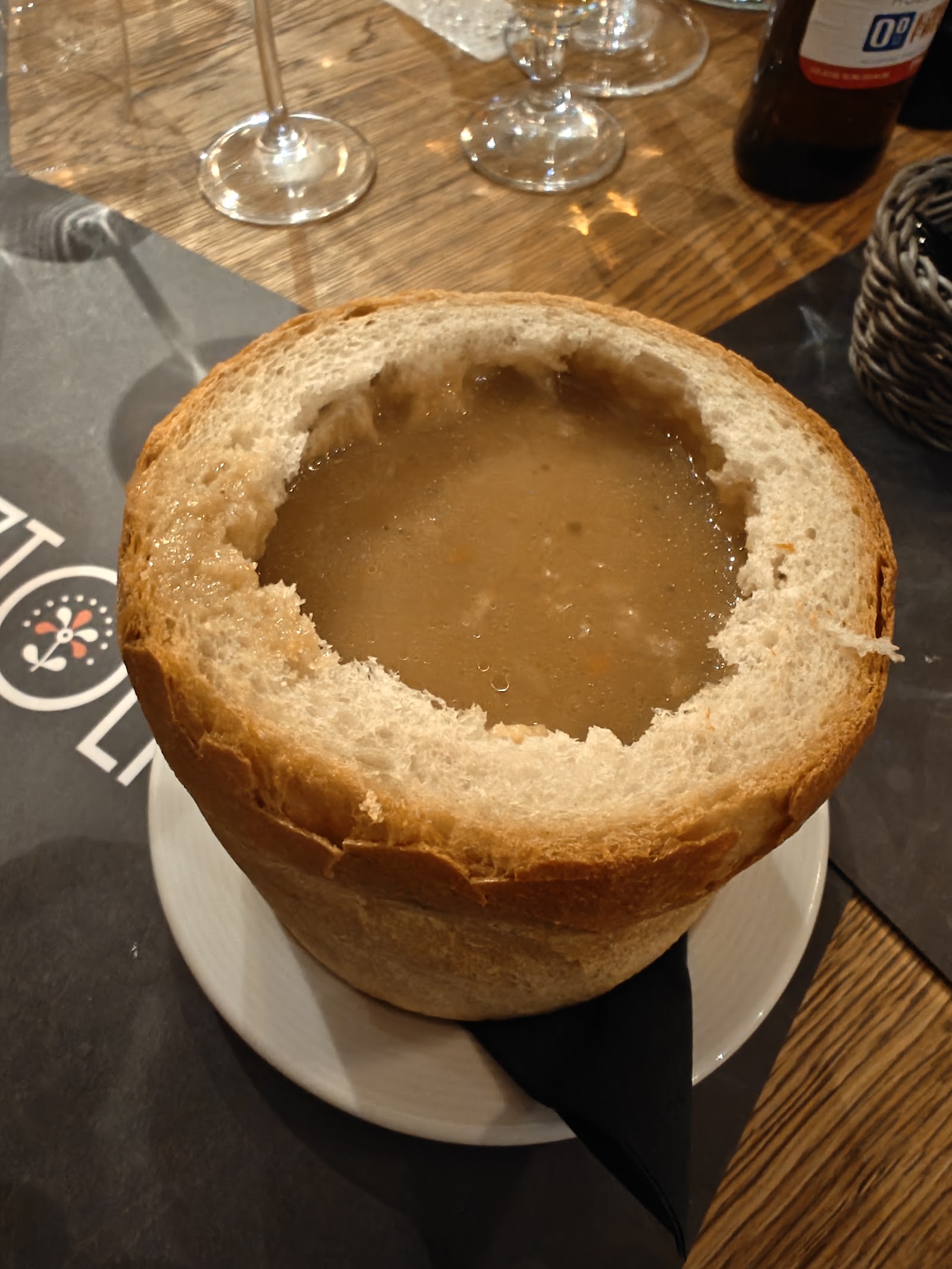Zupa borowikowa podana w chlebie